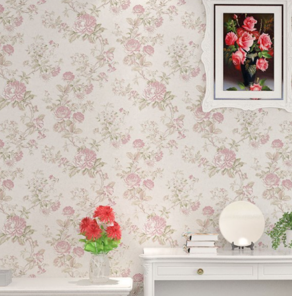 Dinding dengan Wallpaper Motif Vintage